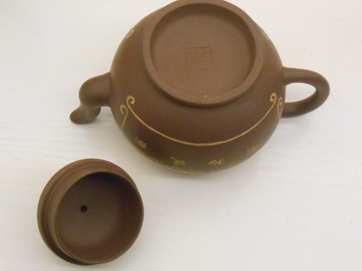 Round teapot with decoration 泥绘圆壶