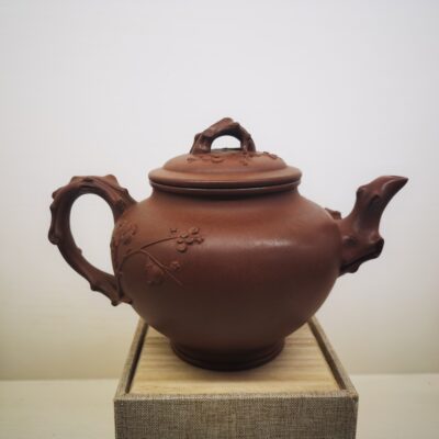 Red Mei Bao chun Teapot (红梅报春壶)